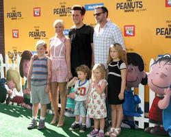 los engelen, nov 1 - tori spelling, jack mcdermott, decaan mcdermott en liam, stelletje, hoedje, Finn mcdermott Bij de de pinda's film los angeles première Bij de dorp theater Aan november 1, 2015 in westhout, ca foto