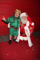 los engelen, nov 28 - Michael lij ga, net zo Kerstmis elf Tom connagan, net zo de kerstman claus arriveert Bij de 2010 Hollywood Kerstmis optocht Bij Hollywood boulevard Aan november 28, 2010 in los engelen, ca foto