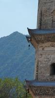 een oud toren gebouwd in de platteland van de China meerdere eeuw geleden foto