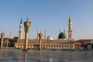 medina, saudi Arabië, okt 2022 - mooi dag visie van masjid al nabawi, medina's groen koepel, minaretten en moskee binnenplaats. foto