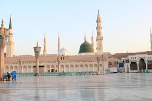 medina, saudi Arabië, okt 2022 - mooi dag visie van masjid al nabawi, medina's groen koepel, minaretten en moskee binnenplaats. foto