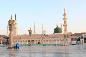 medina, saudi Arabië, okt 2022 - mooi dag visie van masjid al nabawi, medina's groen koepel, minaretten en moskee binnenplaats. foto