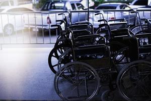 leeg rolstoel in de buurt gang in ziekenhuis voor onderhoud geduldig en mensen met onbekwaamheid. medisch foto