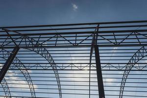 structuur van staal voor gebouw bouw Aan lucht achtergrond, kracht concept, foto