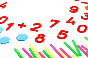 veelkleurig plastic figuren en getallen Aan een wit achtergrond. leerzaam spellen voor kinderen. wiskunde en berekening vaardigheden. foto