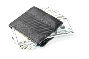 zwart portemonnee met oprecht leer dollars Aan een geïsoleerd wit achtergrond. foto