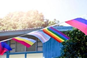 lgbtq vlaggen waren hing in voorkant van de Aziatisch huis naar versieren, respect geslacht verscheidenheid en vieren van lgbtq gemeenschap in trots maand, zacht en selectief focus. foto