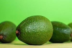 avocado's met groene achtergrond