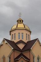 gouden koepels orthodoxe kerk met kruis tegen blauwe hemel foto