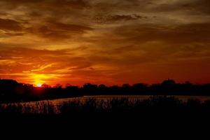 zonsondergang rode lucht wolk cloudscape, landschap foto