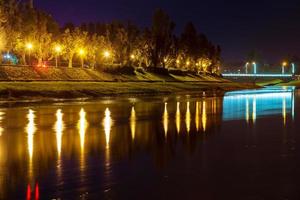 mooi reflectie van lantaarns in de rivier- in de stad uzgorod Oekraïne. foto