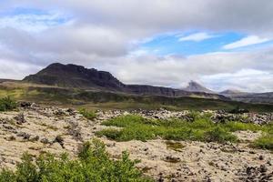 onwerkelijk vulkanisch landschap in IJsland met stomen rotsen Aan de grabok vulkaan. foto