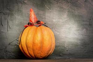 oranje pompoen Aan een zwart houten achtergrond. halloween. foto