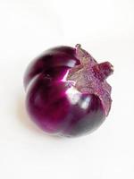 ronde aubergine geïsoleerd Aan wit achtergrond foto