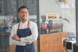 portret van een Mens, een koffie winkel bedrijf eigenaar wie is glimlachen prachtig en opening een koffie winkel dat is haar eigen bedrijf, mkb concept. foto