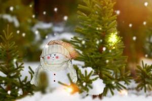 gelukkige sneeuwpop. winters landschap. prettige kerstdagen en gelukkig nieuwjaar wenskaart foto