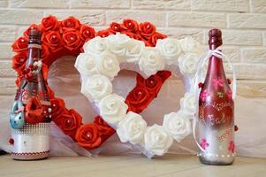rood en wit hart met rozen. twee eigengemaakt flessen van Champagne. tegen de achtergrond van een steen muur. foto