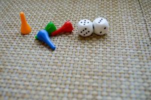 wit Dobbelsteen en vier figuren voor tafel spellen. foto