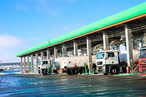 groot groen industrieel gas- station voor tanken voertuigen, vrachtwagens en tanks met brandstof, benzine en diesel in de winter foto