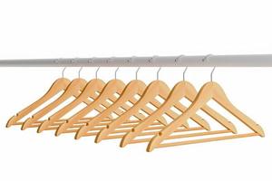 hout pak hangers Aan garderobe bar, houten kleding hangers geïsoleerd Aan wit achtergrond. foto