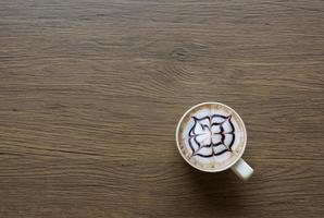 koffie in een mok met hout graan scherm foto