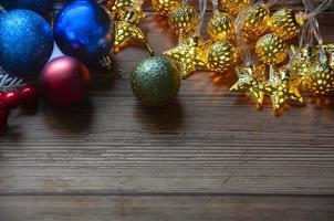 Kerstmis licht en decoraties Aan houten tafel achtergrond met aanpasbare ruimte voor tekst. kopiëren ruimte. foto