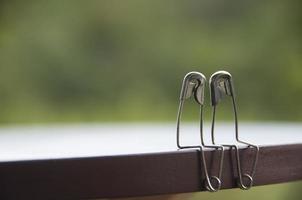 veiligheid pin paar zittend Aan tafel met aanpasbare ruimte voor tekst en ideeën. liefde en romance concept foto