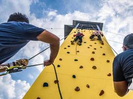 laag hoek visie van mensen onderhandelen omhoog een beklimmen toren foto