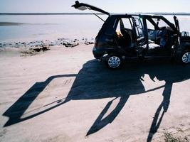 zwart auto heeft een grondig schoonmaak De volgende naar een chenab rivier, Pakistan foto