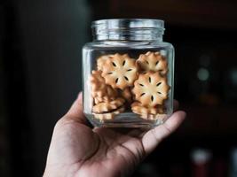 me Holding koekjes in een glas pot foto