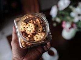 me Holding mini ananas jam koekjes in glas pot foto