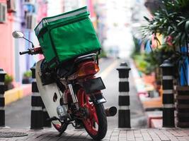 een voedsel levering scooter geparkeerd Aan de bestrating in de stad foto