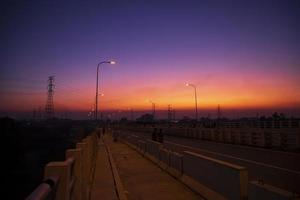 kleurrijk dramatisch landschap visie na zonsondergang foto