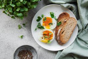 roggebrood met gekookt ei foto