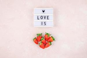 romantische conceptcompositie met aardbeien foto