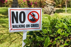 Nee wandelen Aan gras waarschuwing teken in de tuin foto