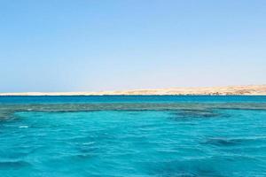 zeegezicht van de rood zee in sharm el-sheikh foto