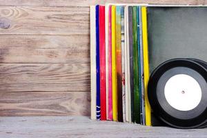 vinyl records en hoofdtelefoons Aan tafel. wijnoogst vinyl schijf foto