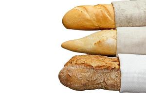geïsoleerd heerlijk vers brood baguette in kleding Aan een wit achtergrond foto