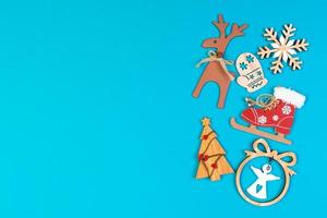 top visie van feestelijk samenstelling gemaakt van nieuw jaar decoraties Aan kleurrijk achtergrond. vrolijk Kerstmis concept met leeg ruimte voor uw ontwerp foto