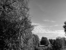 herfst tijd Bij een rivier- in Duitsland foto