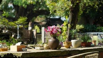 de mooi tuin visie met de bloemen en steen tafels in de platteland dorp van de China foto