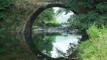 de oud gebogen steen brug visie gelegen in de platteland van de China foto