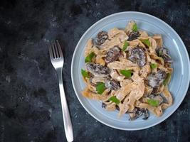 eigengemaakt pasta met champignons paddestoel en Carbonara saus. foto