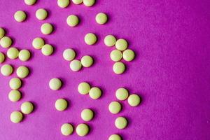 klein geel oranje mooi medisch farmaceutisch ronde pillen, vitamines, drugs, antibiotica Aan een roze Purper achtergrond, textuur. concept geneesmiddel, Gezondheid zorg. vlak leggen, top visie foto