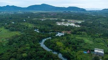 antenne visie van rivier- en platteland in aceh foto