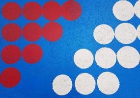 rood en wit dots Aan blauw achtergrond foto