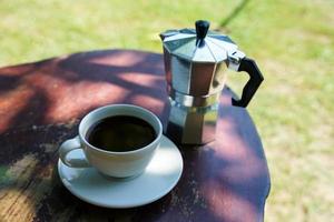 heet zwart koffie in een wit kop, koffie is een populair drank allemaal over- de wereld. foto