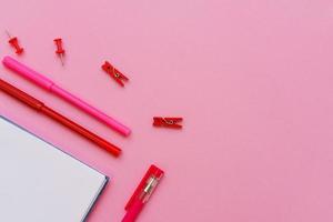 school- benodigdheden Aan roze achtergrond schoolbord achtergrond klaar voor uw foto