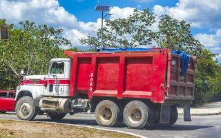 playa del carmen quintana roo Mexico 2022 Mexicaans vrachtwagens lading vervoerder levering auto's playa del carmen Mexico. foto